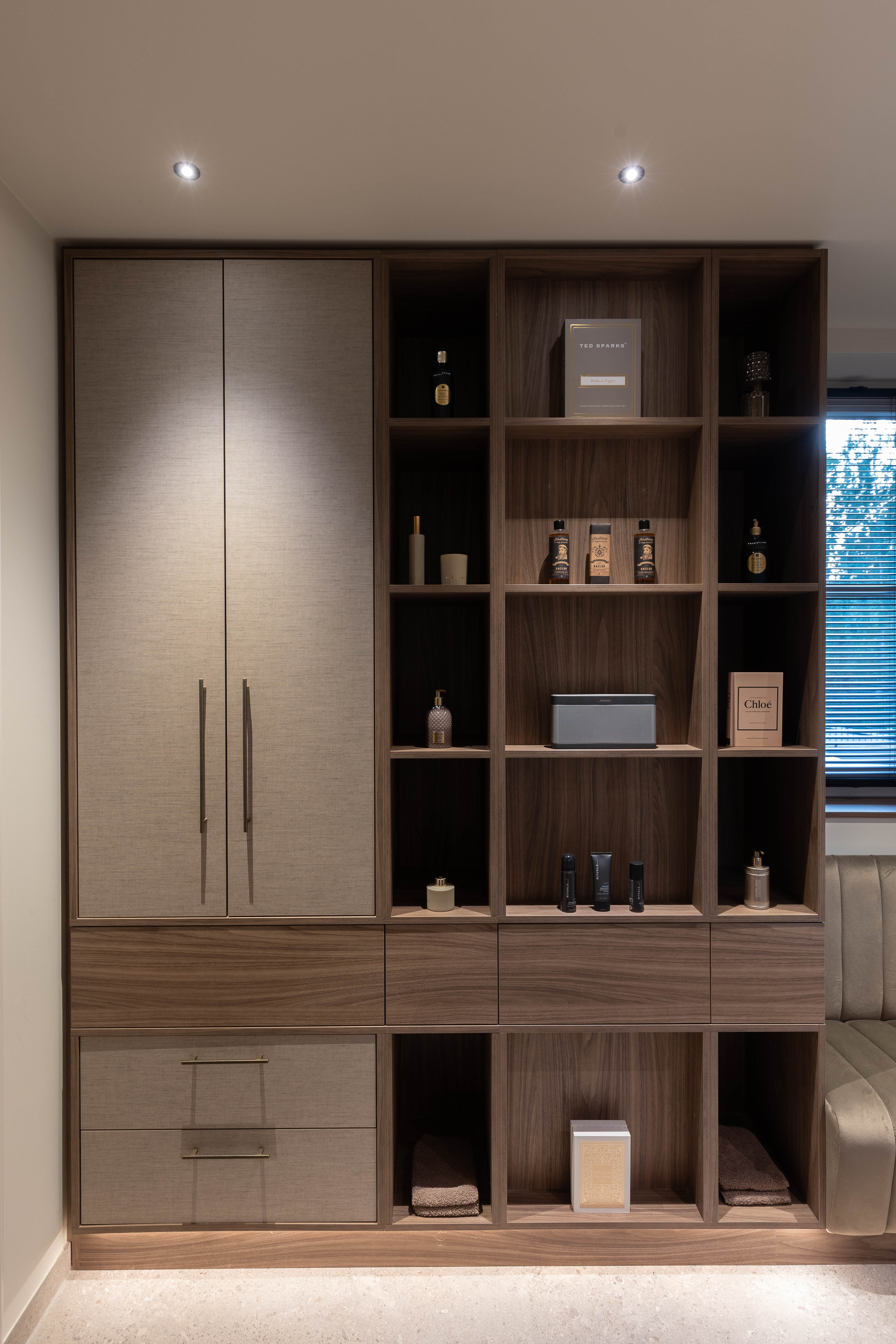 Moderne badkamer met kleedruimte