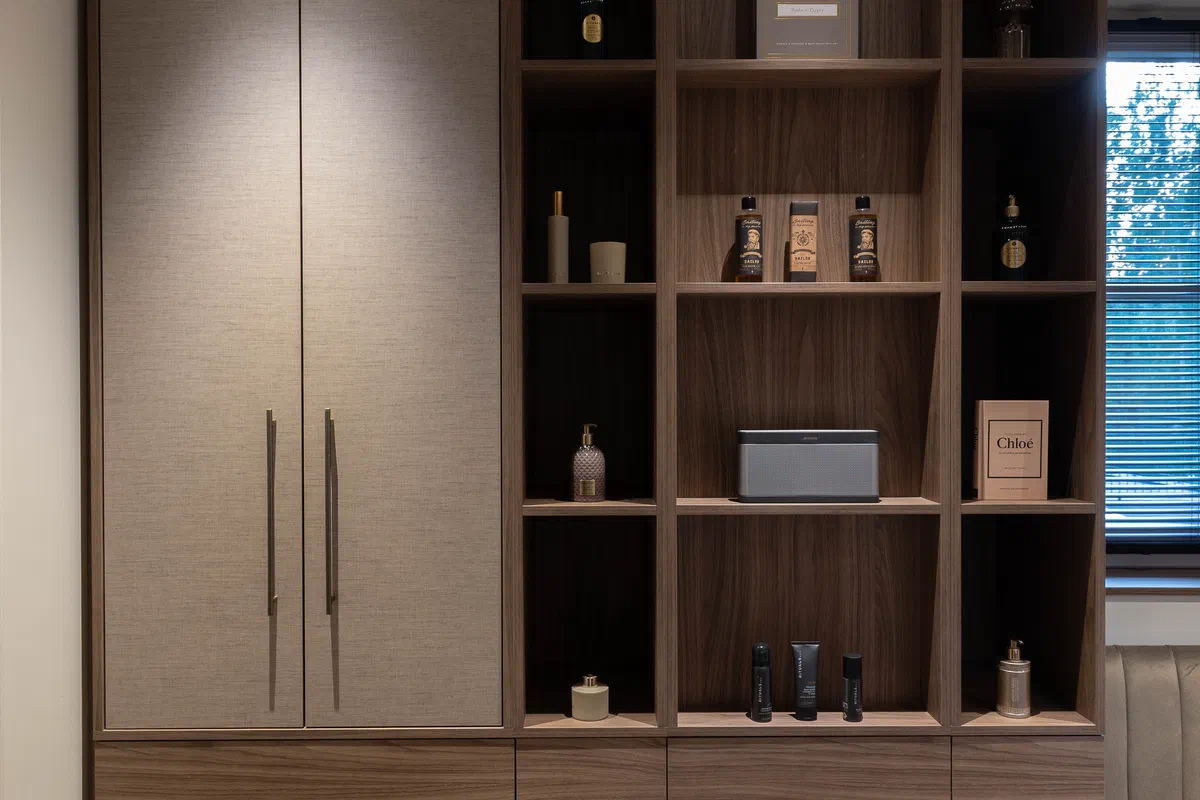 Moderne badkamer met kleedruimte