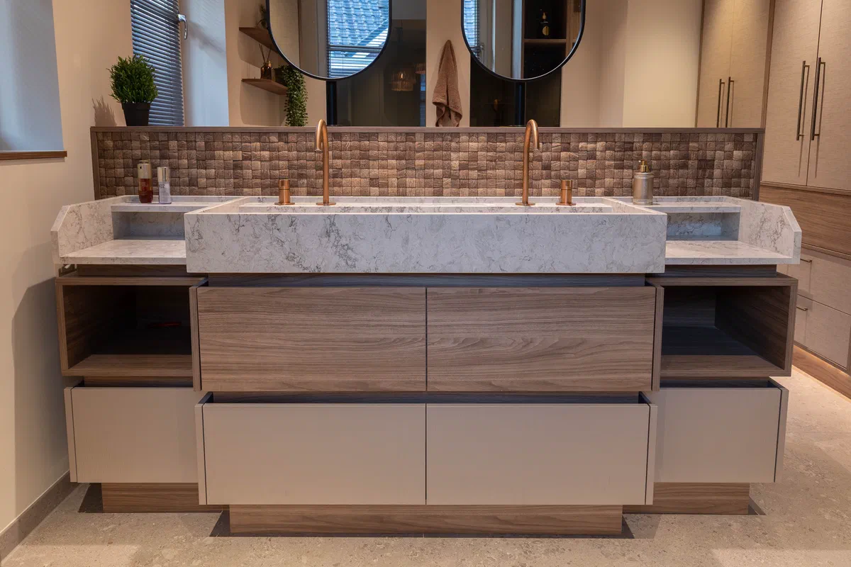 Moderne badkamer met kleedruimte