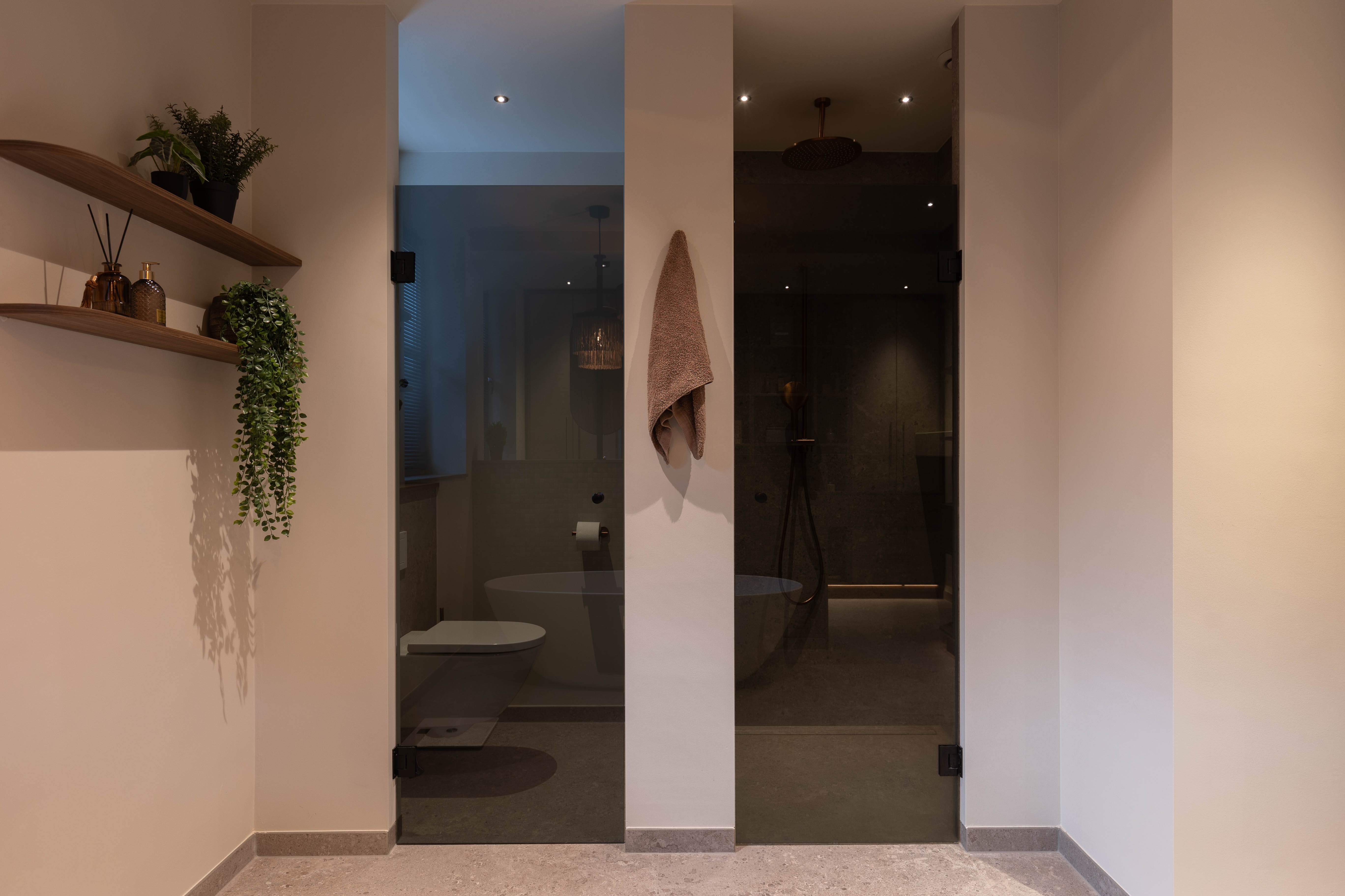 Moderne badkamer met kleedruimte