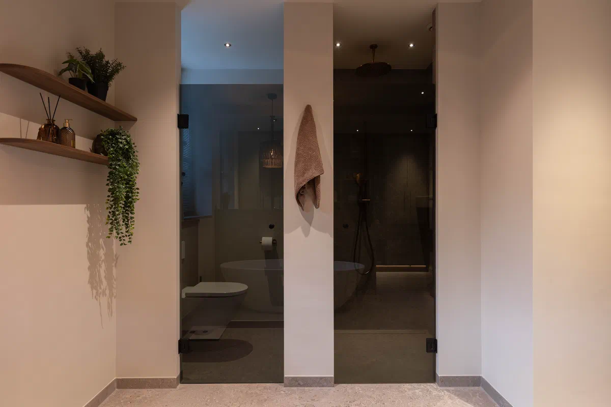 Moderne badkamer met kleedruimte
