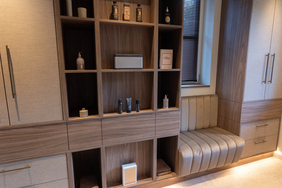 Moderne badkamer met kleedruimte