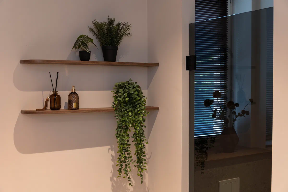 Moderne badkamer met kleedruimte