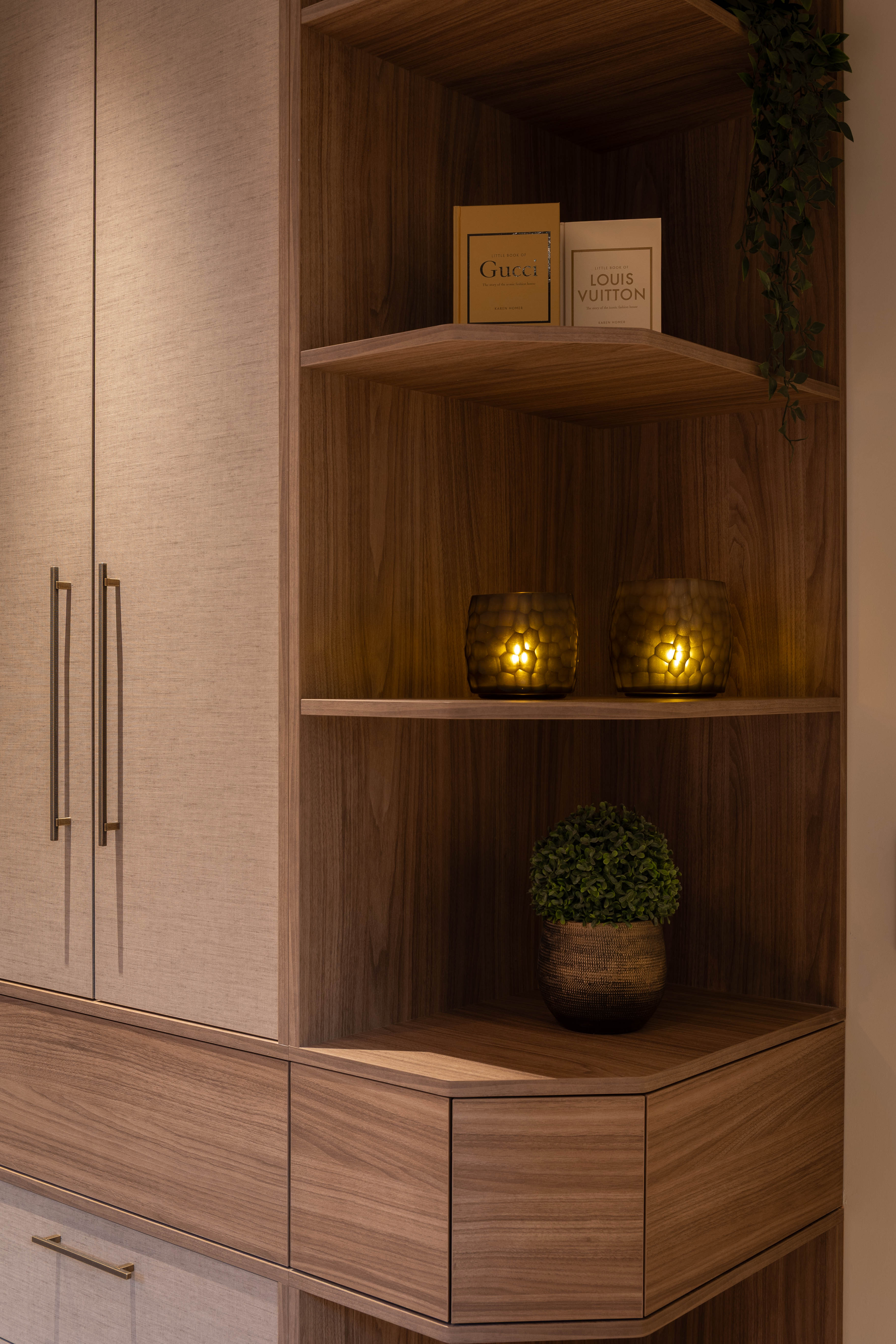Moderne badkamer met kleedruimte