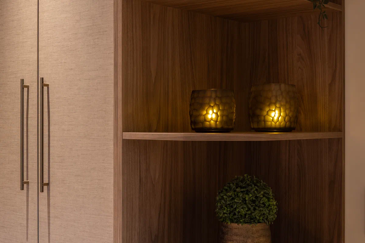 Moderne badkamer met kleedruimte