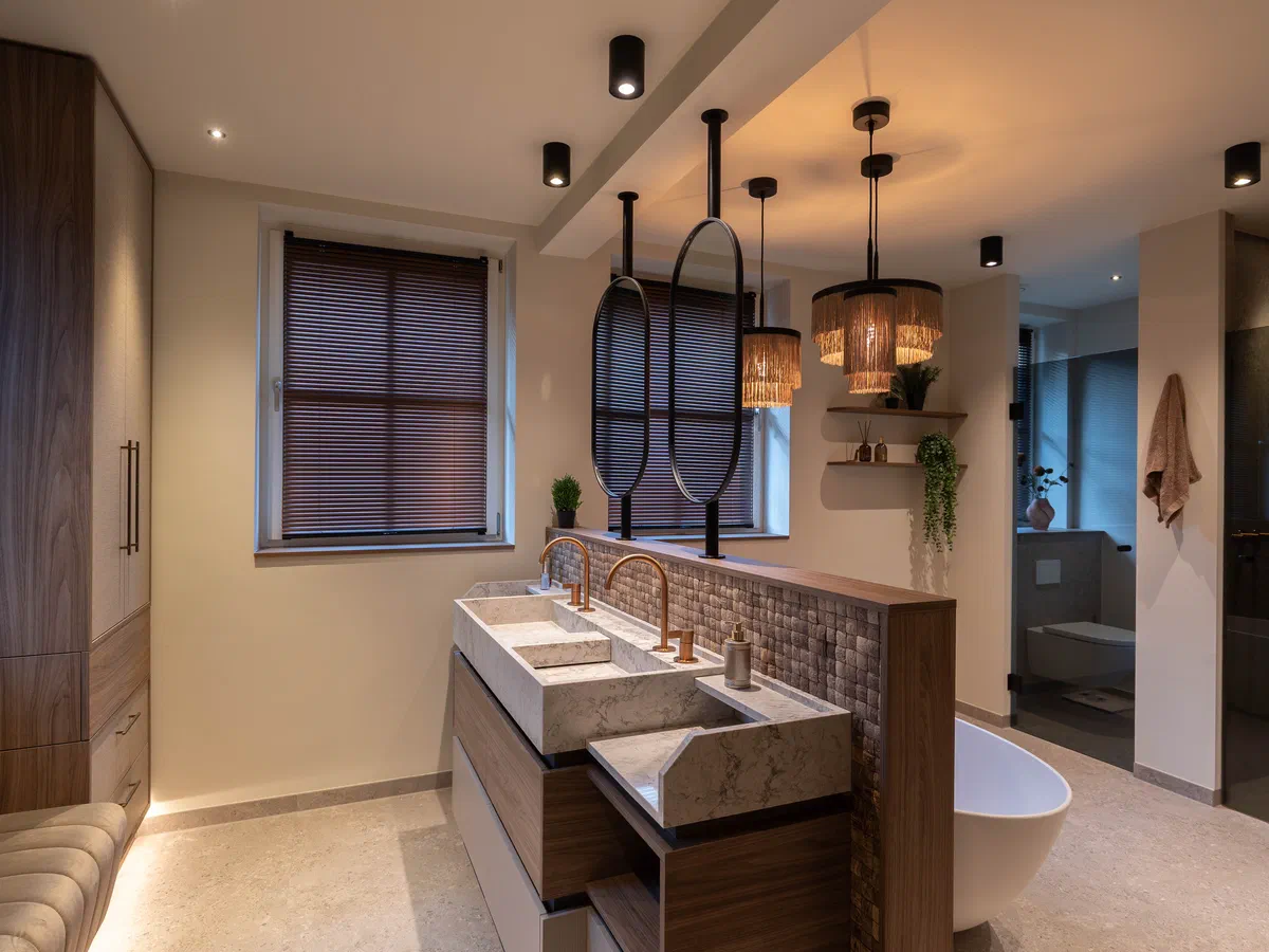 Moderne badkamer met kleedruimte